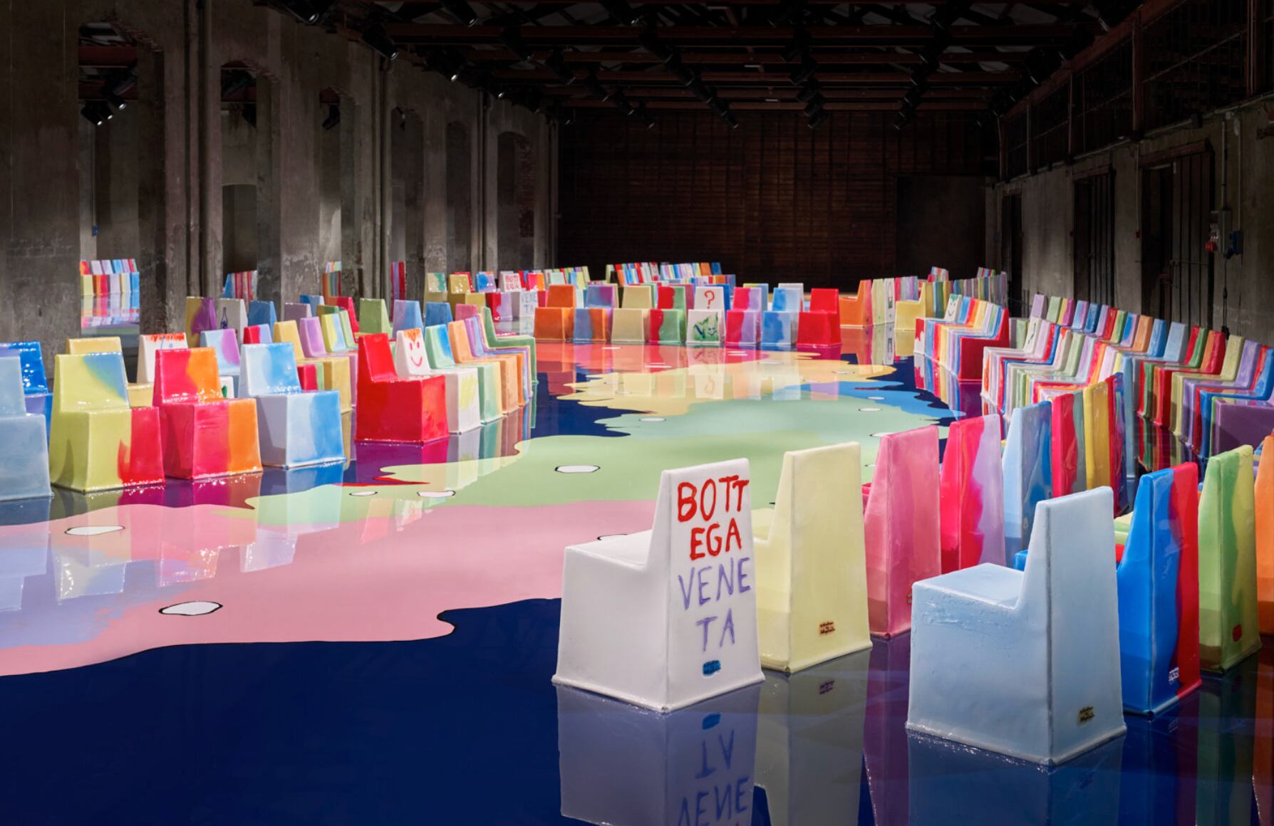 Las coloridas sillas "Come Stai?" de Gaetano Pesce y Matthieu Blazy para Bottega Veneta, expuestas en Design Miami 2022