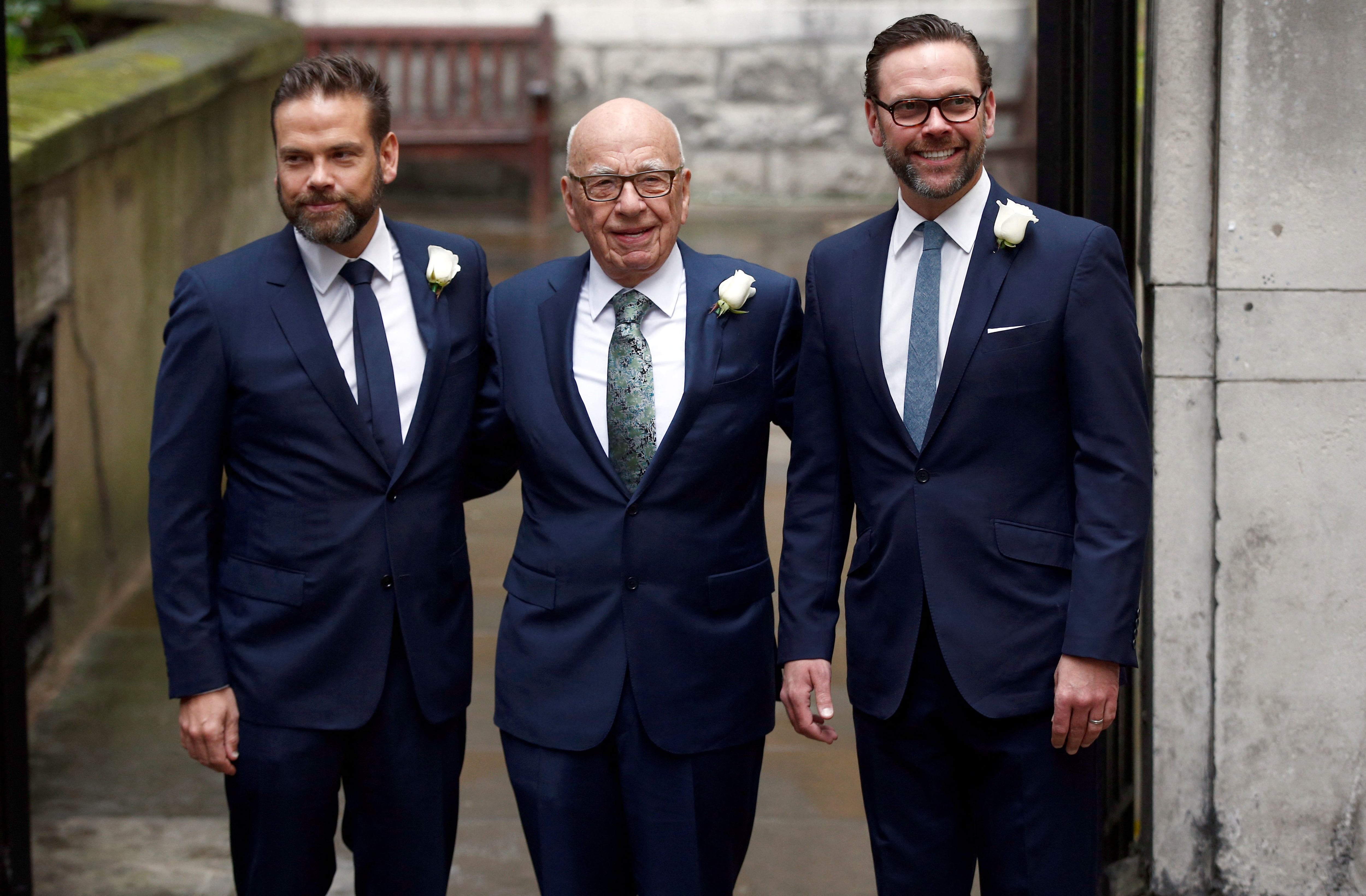 Rupert Murdoch entre sus hijos Lachlan y James en Londres (REUTERS/Peter Nicholls/archivo)