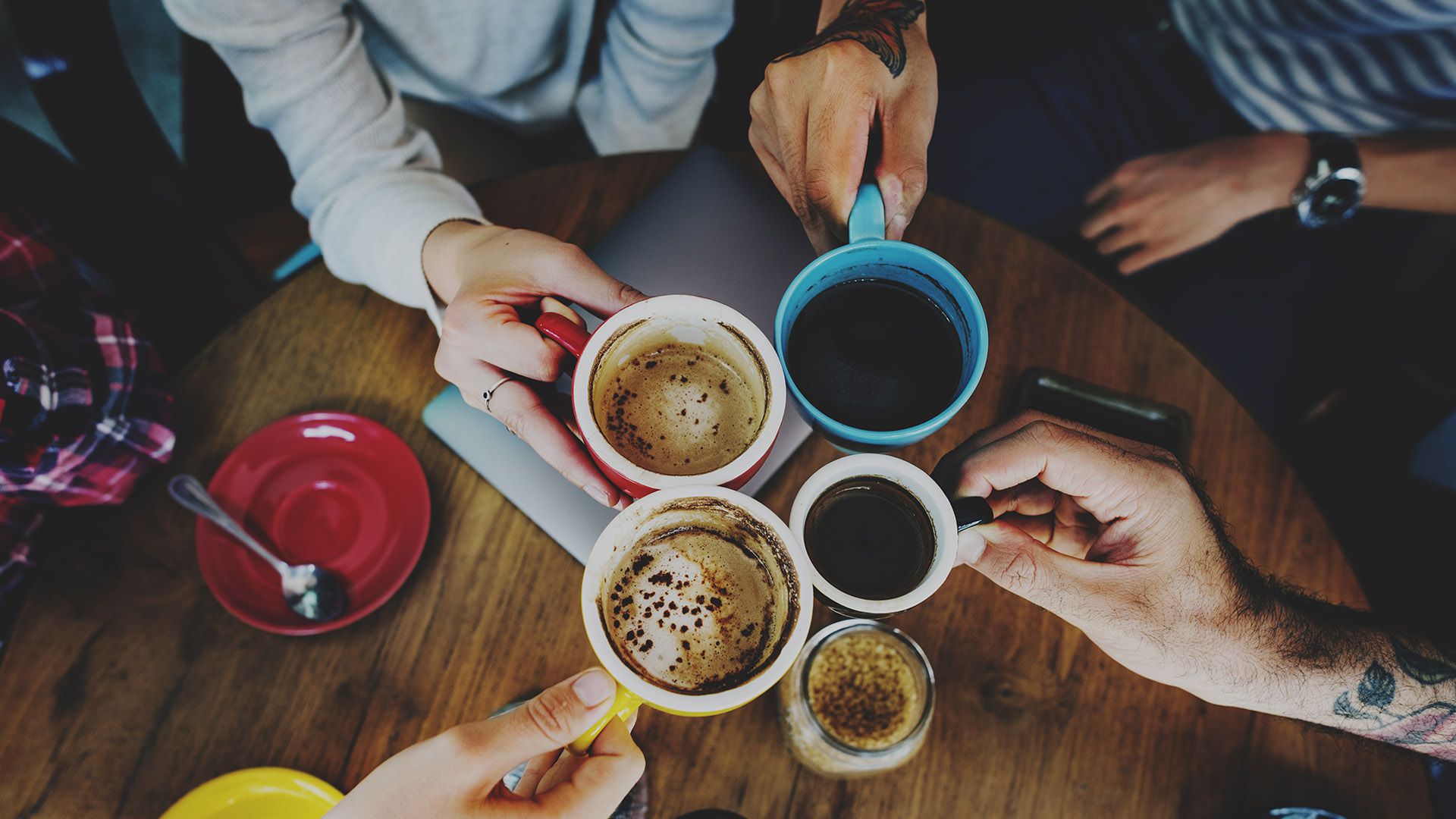 Una reunión con amigos y el café como acompañante