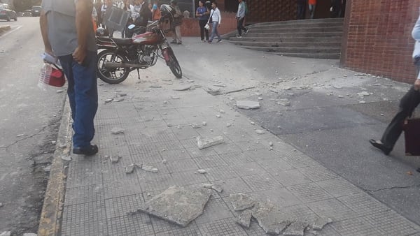 Partes de de la pared del centro comercial Galerías Ávila se desprendieron tras el sismo