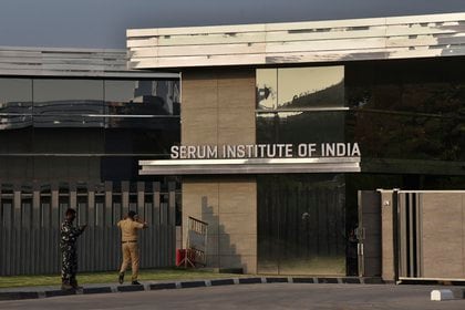 Entrada al Serum Institute of India en Pune, India (Foto AP)