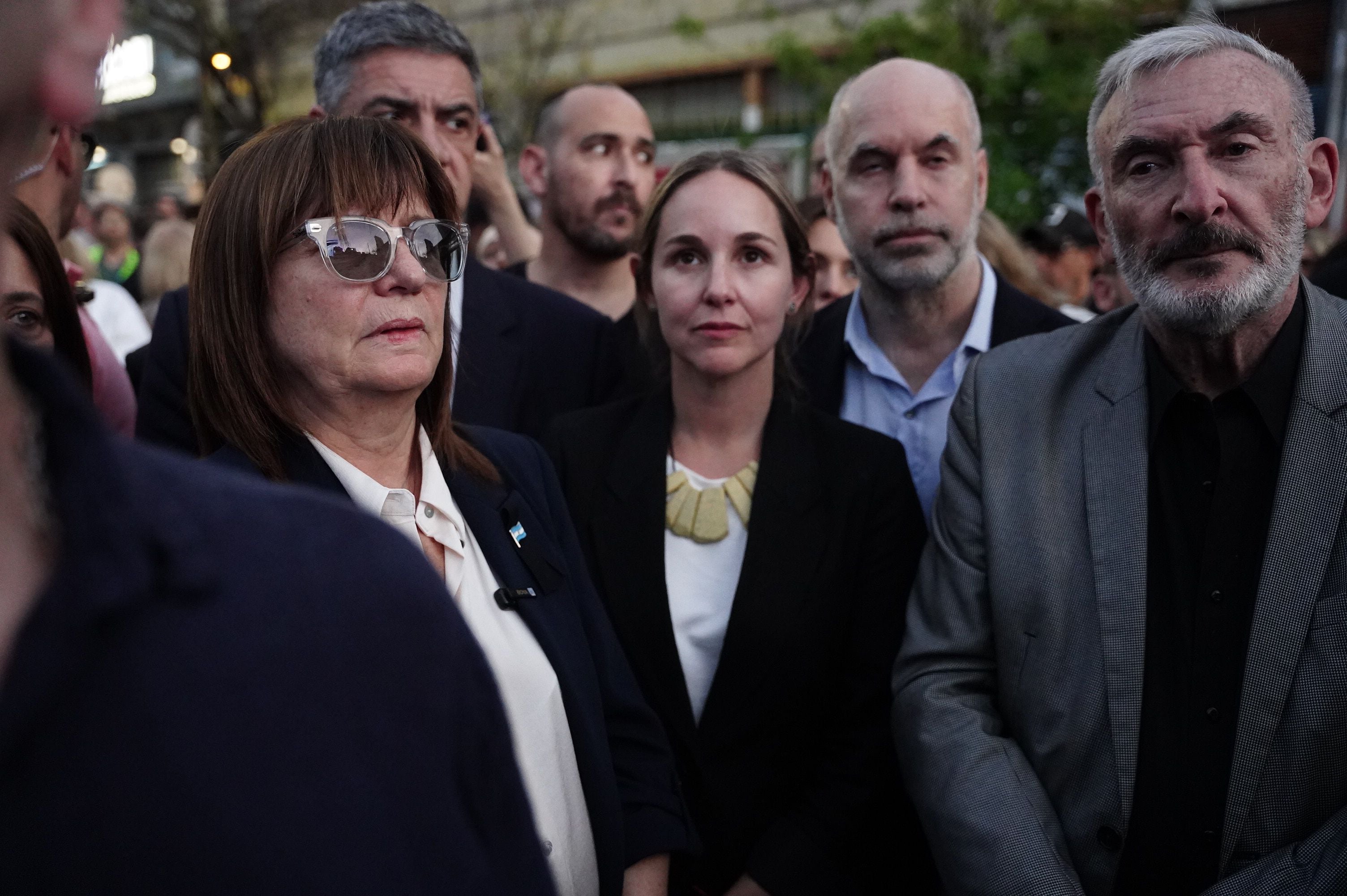 La candidata a presidenta de Juntos por el Cambio, Patricia Bullrich, junto a Jorge Macri, candidato a jefe de gobierno porteño, Clara Muzzio, vicejefa de gobierno, Horacio Rodríguez Larreta, jefe de gobierno, y Guillermo Yanco, pareja de Bullrich.