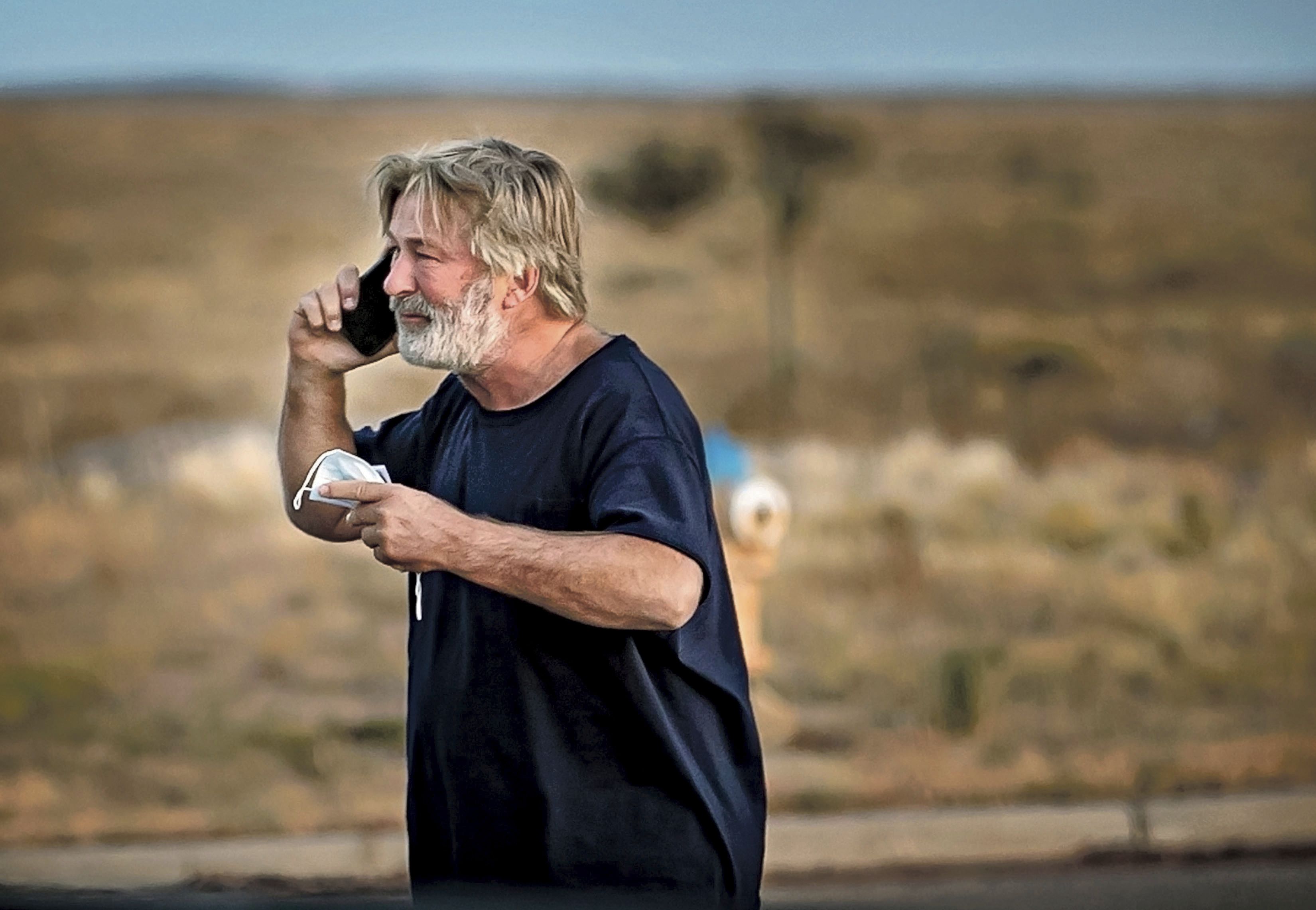 Alec Baldwin habla por teléfono tras el accidente en el set de 'Rust' (Foto: AP)