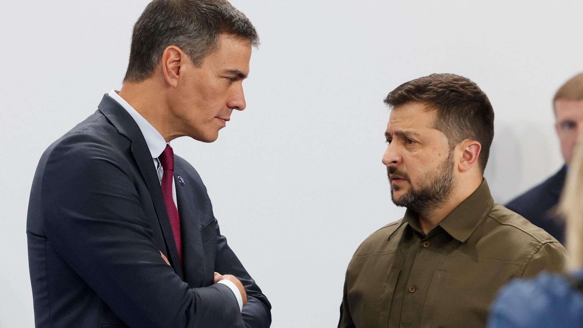 El presidente del Gobierno en funciones, Pedro Sánchez, conversa con el presidente de Ucrania, Volodímir Zelenski, en Granada. (JuanJo Martín/EFE)