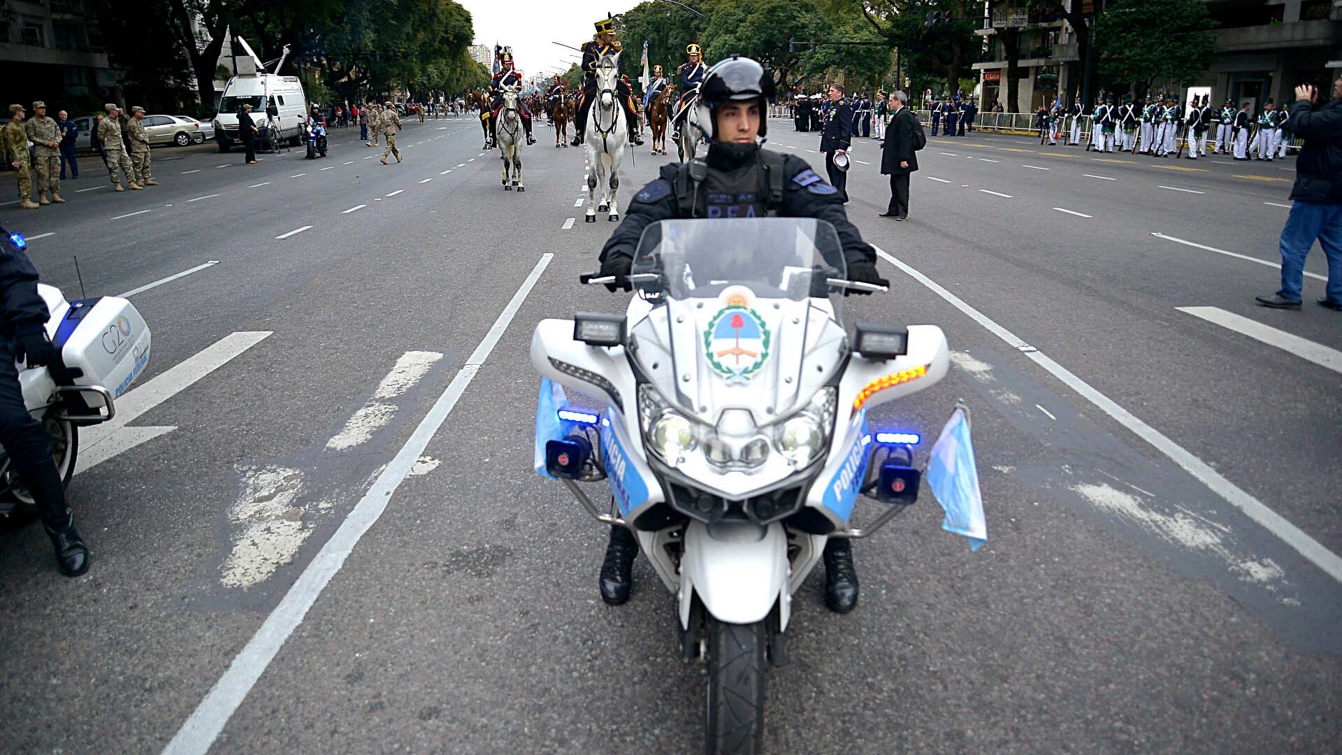 Un efectivo de la Policía Federal Argentina arriba de su moto
