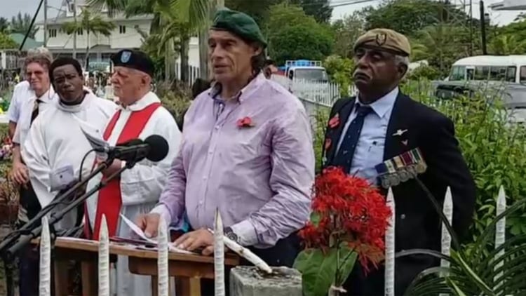 Dos comandos enfrentados por las circunstancias en 1982. â€œNunca la guerra es justaâ€ dijo Altamirano al honrar a los caÃ­dos de todos los conflictos en las islas Seychelles