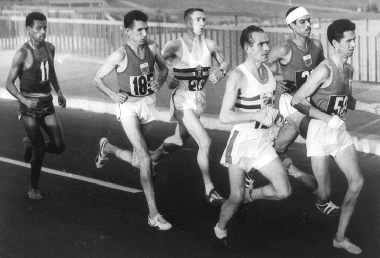 Bikila, con el número 11, corriendo descalzo la maratón de Tokio 1960 (GrosbyGroup)