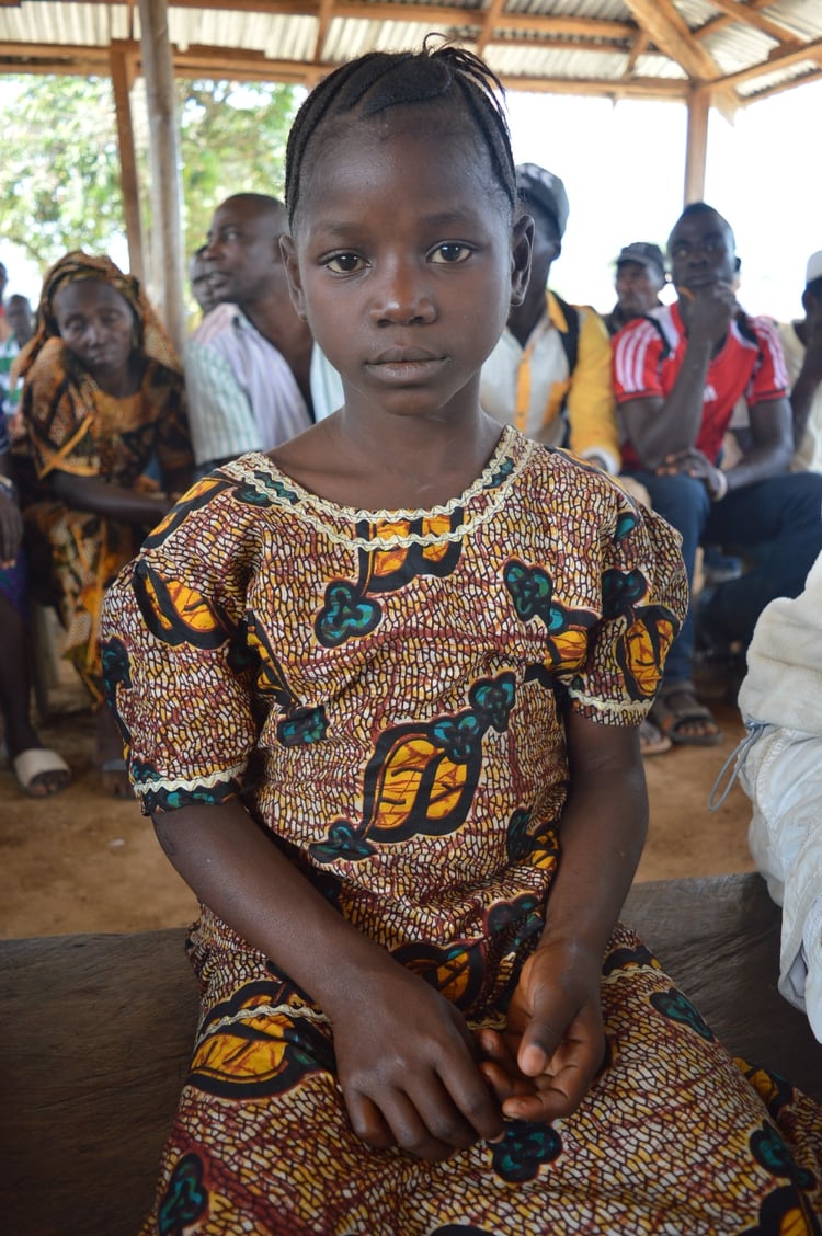 Fakoya, Koinadugu, Sierra Leona, agosto de 2015. Joven sobreviviente del Ébola asiste a una ceremonia comunitaria debido a la epidemia del Ébola en Sierra Leona 2014-2015 (Foto: Shutterstock)