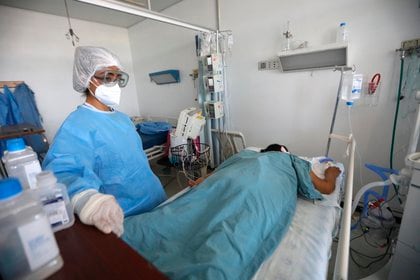 Fotografía que muestra a la enfermera Patricia Zavala (i) mientras le brinda atención médica a su madre Angelina (d) el 9 de noviembre de 2020 en el Hospital Juárez, en Ciudad de México (México) (EFE/ Sáshenka Gutiérrez)
