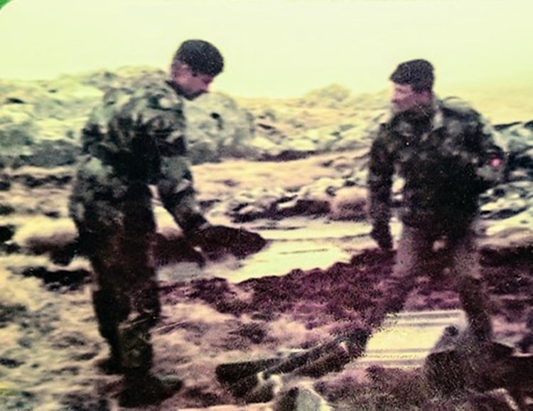 El coronel Cardozo durante su trabajo en las islas en 1982 (Foto: Geoffrey Cardozo) 