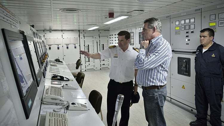 El Comandante del rompehielos, ilustra a Rossi sobre la sala de control de máquinas de la unidad a su mando(Gustavo Gavotti)