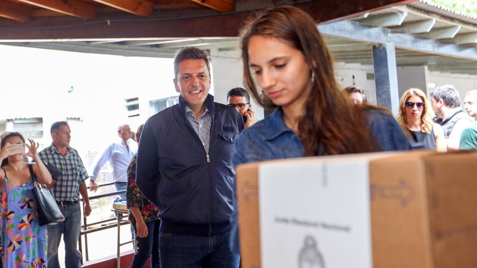 Sergio Massa acompañó a su hija Milagros, de 16 años, que participa en sus primeras elecciones