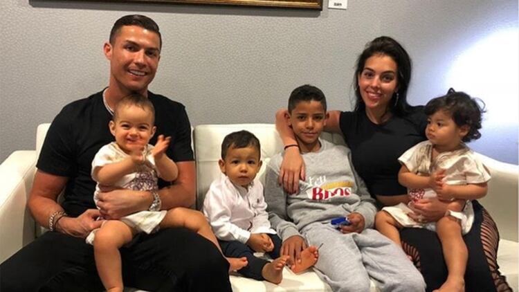 Ronaldo y Georgina junto a Ronaldo Jr., Aldana y los gemelos Mateo y Eva