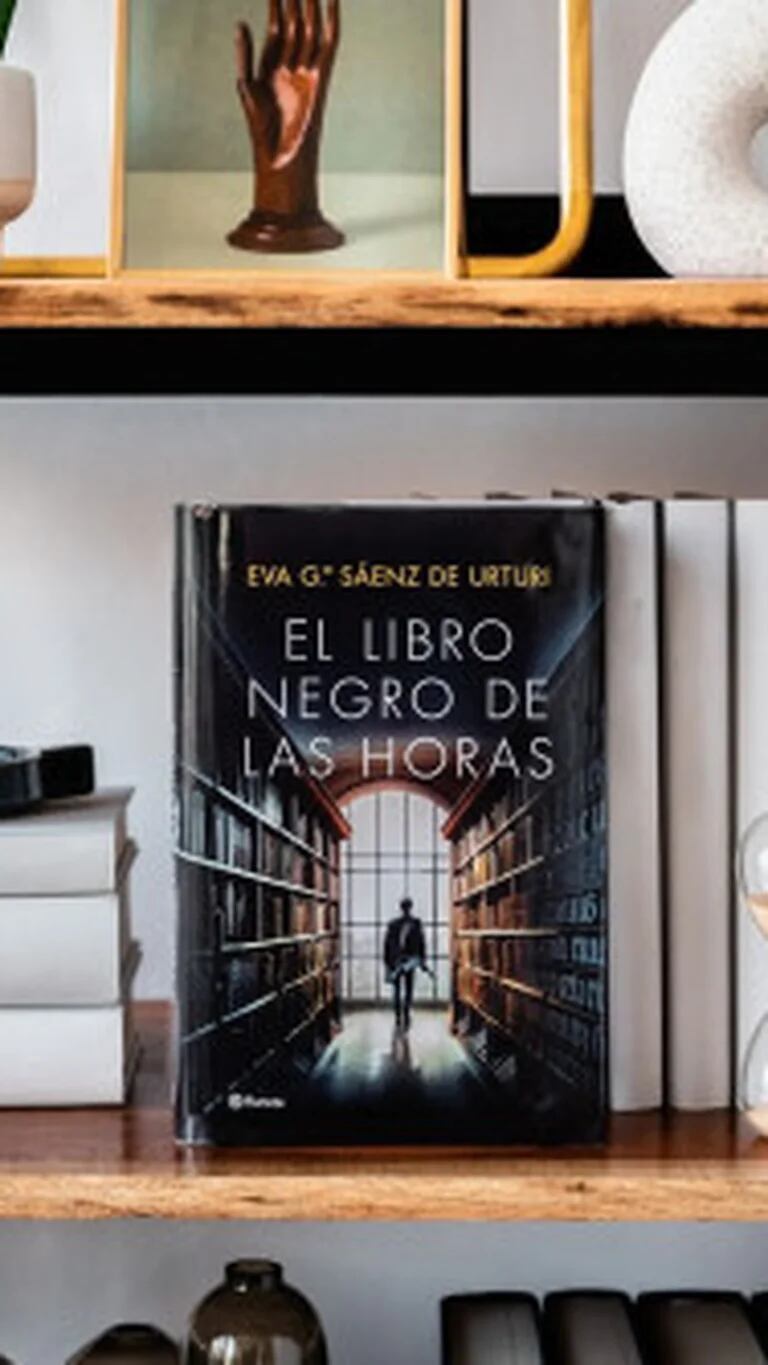 Negra y metaliteraria: «El libro negro de las horas», de Eva Gª