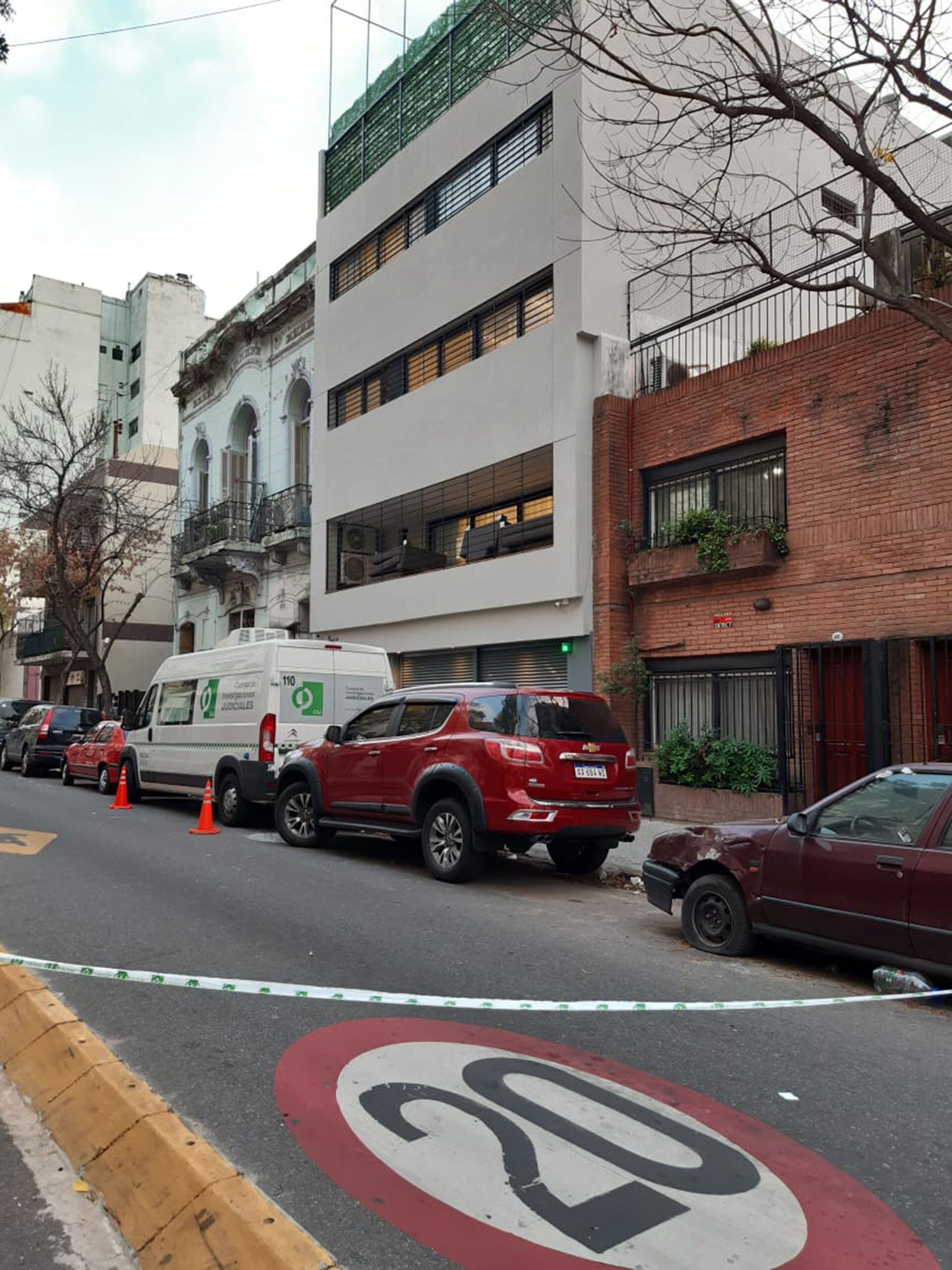 El episodio culminó con la detención de ocho personas, entre ellos la novia y el novio, sus padres, el rabino que los casó y los dueños del lugar.