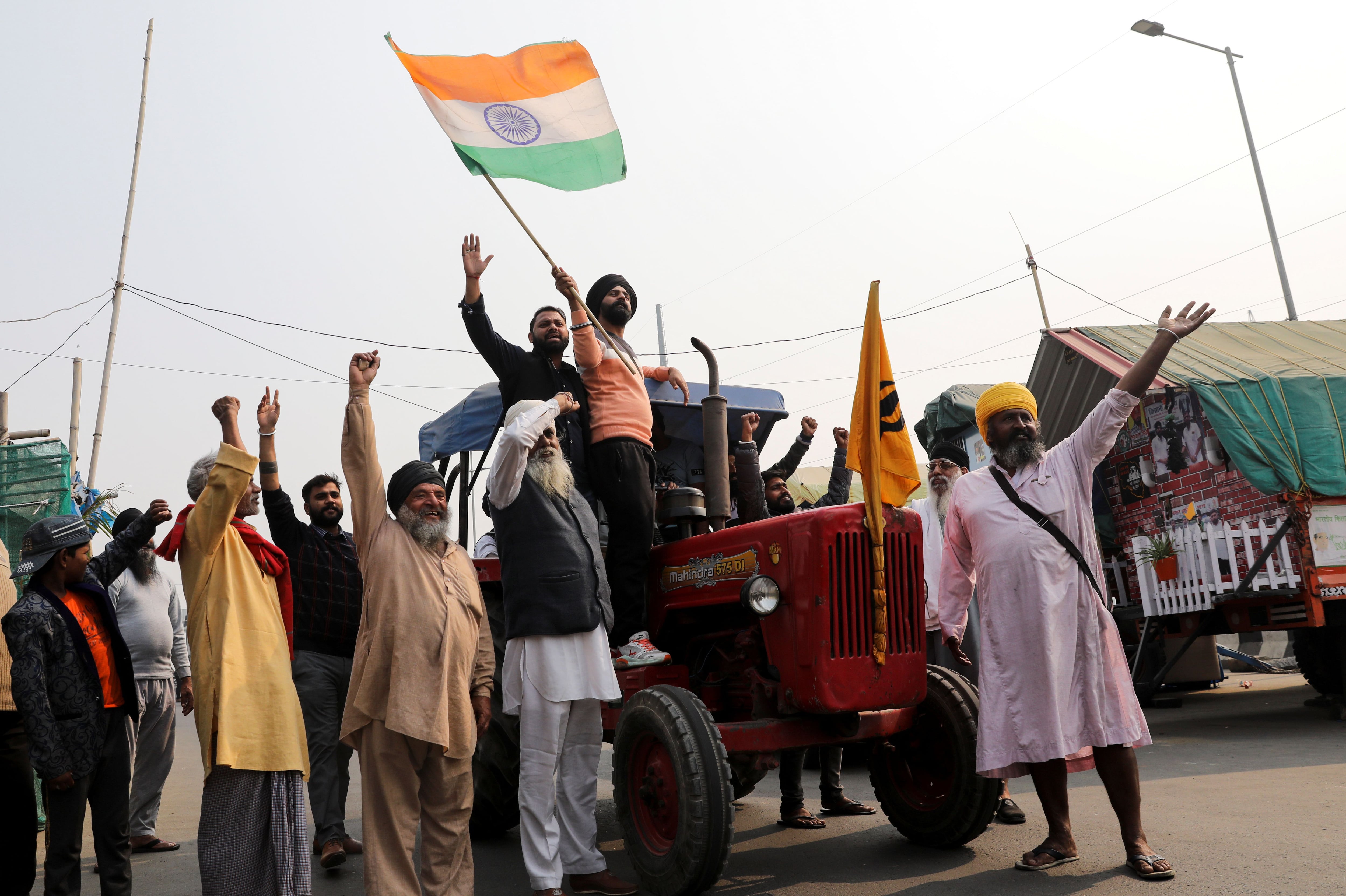 Los agricultores celebran después de que el primer ministro indio, Narendra Modi, anunciara que derogará las controvertidas leyes agrícolas, en el sitio de protesta de agricultores de Ghazipur cerca de la frontera Delhi-UP, India, el 19 de noviembre de 2021. REUTERS / Anushree Fadnavis