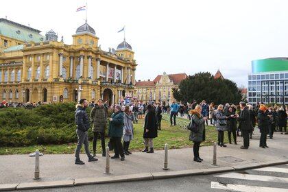 Concentración de personas en áreas abiertas en Zagreb (Reuters)