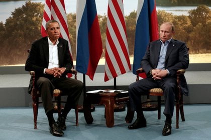 Barack Obama y Vladimir Putin durante la Cumbre del G8 en Lough Erne en Enniskillen, Irlanda del Norte, el 17 de junio de 2013 (REUTERS/Kevin Lamarque/Archivo Foto)