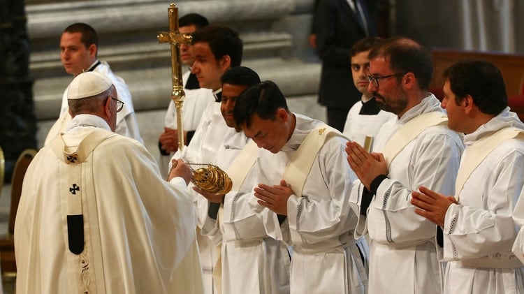 El papa ordenando a nuevos sacerdotes (Reuters)