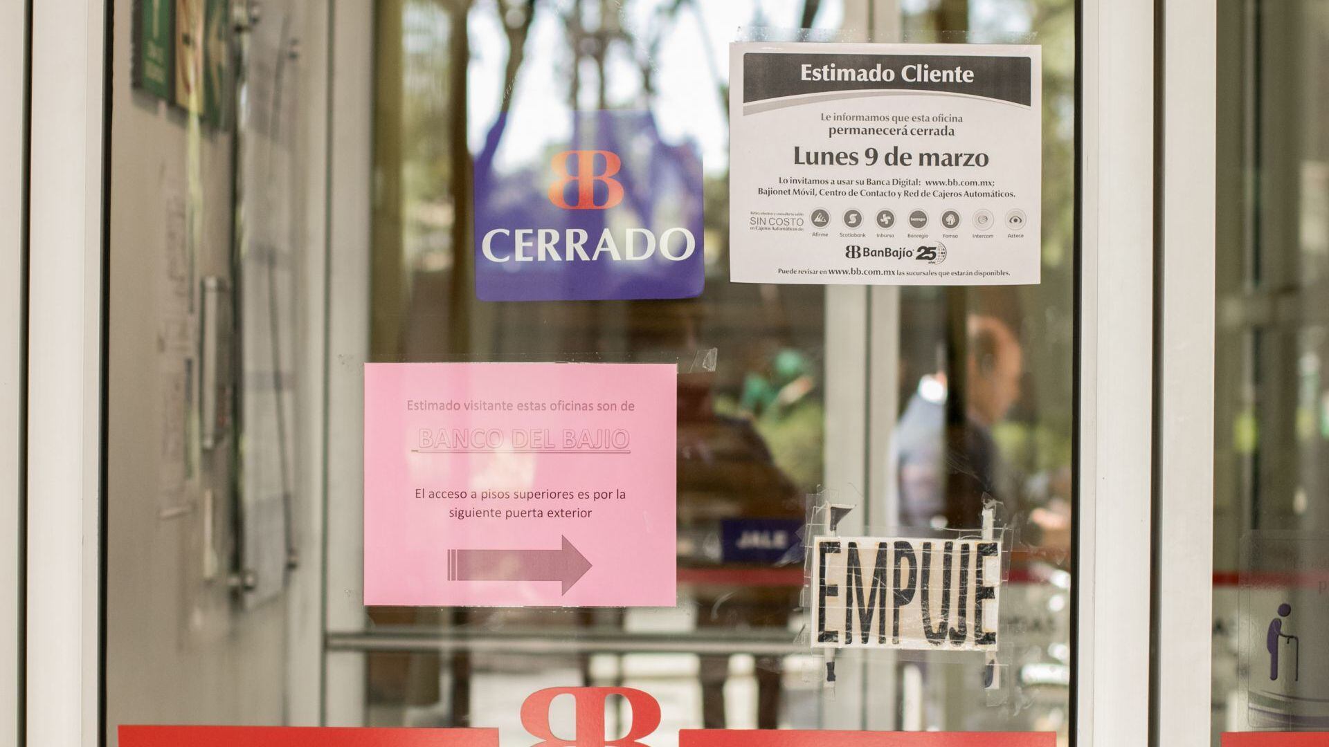 Algunas sucursales bancarias cerraron sus instalaciones debido a que su base de trabajo son mujeres (Foto: Cuartoscuro)