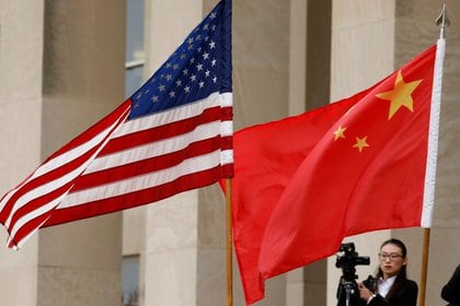 Imagen de archivo de las banderas de EEUU y China antes de una reunión bilateral en el Pentágono, Arlington, Virginia, EEUU. 9 noviembre 2018. REUTERS/Yuri Gripas