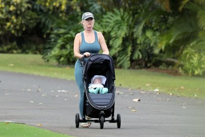 Por primera vez, Katy Perry salió a pasear con su beba Daisy Dove Bloom, mientras se encuentra disfrutando de unos días de descanso en Hawaii. La pequeña salió en su cochecito