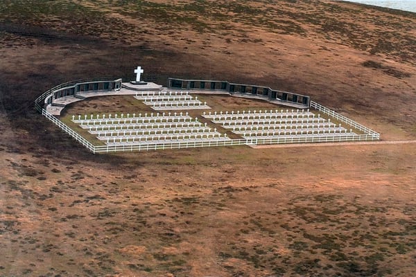 En el cementerio de Darwin hay 230 cruces de soldados argentinos