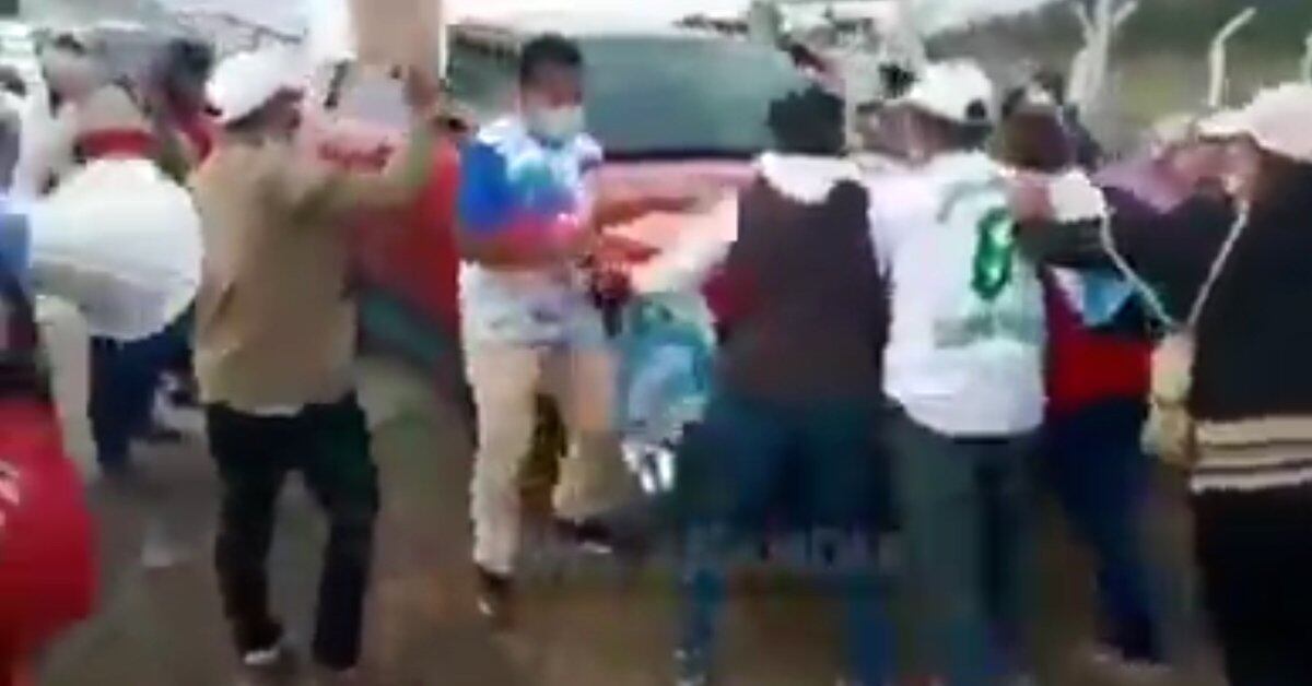 Repudio to Evo Morales in Bolivia: protesters destroying their caravan and arrojaron horses