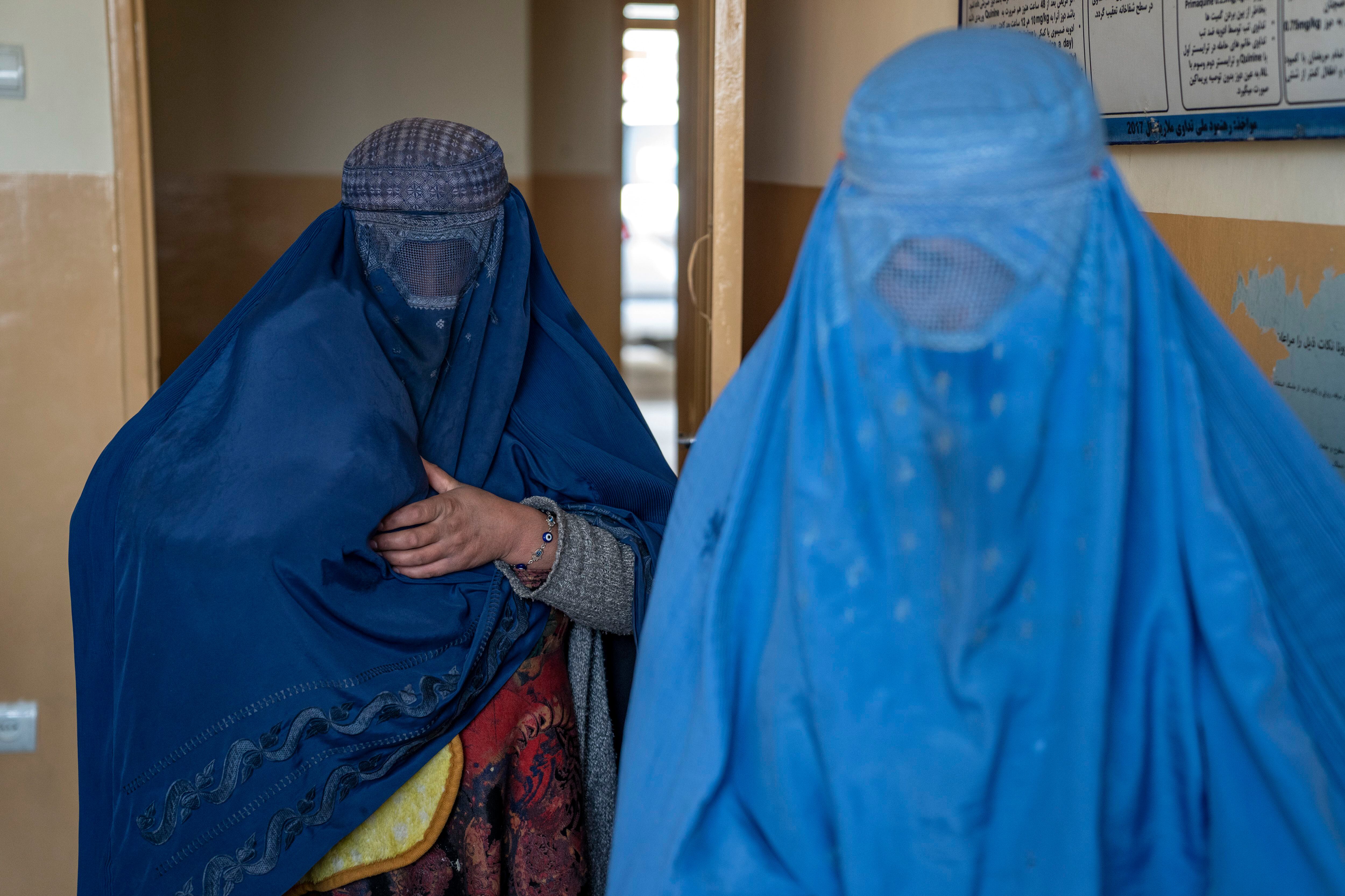 Madres con bebés que sufren de desnutrición esperan para recibir ayuda y un chequeo en una clínica administrada por el Programa Mundial de Alimentos, en Kabul, Afganistán (Foto AP/Ebrahim Noroozi)