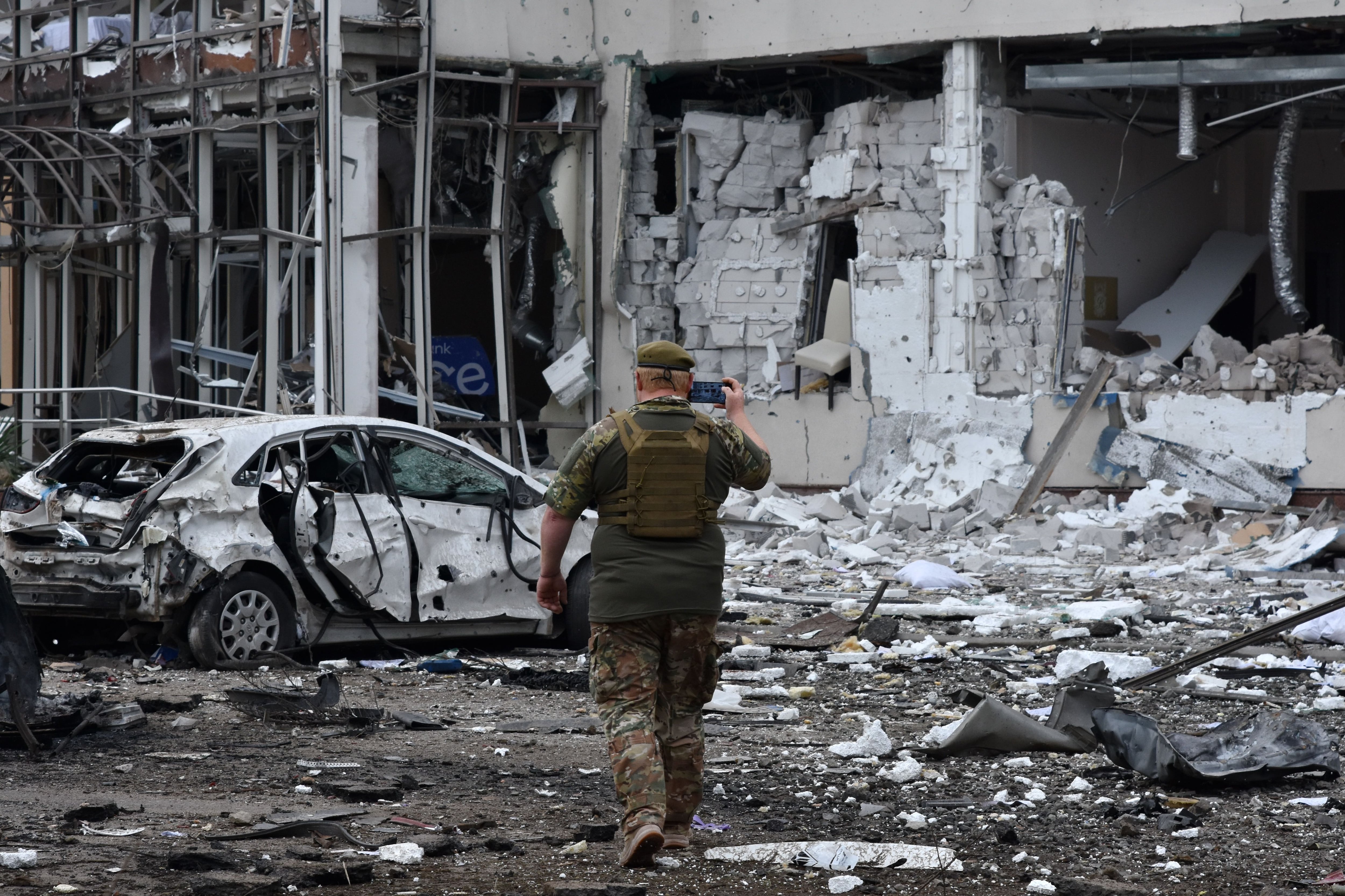 Un soldado del ejército ucraniano toma una foto del hotel "Reikartz"   (Europa Press/Andriy Andriyenko)