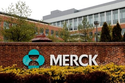 Imagen del logotipo de la compañía Merck & Co. en su sede de Rahway, Nueva Jersey, Estados Unidos. EFE/ JUSTIN LANE/Archivo
