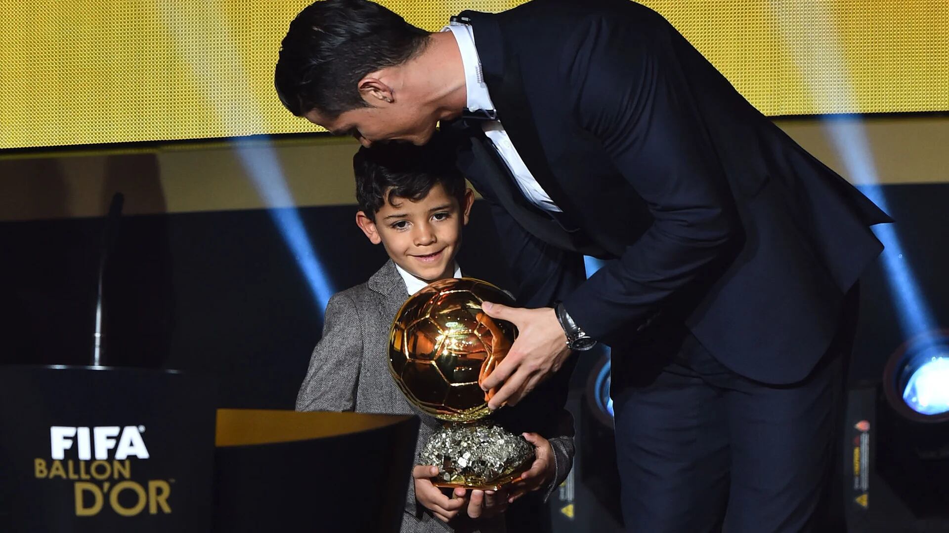 Ronaldo recibe el Balón de Oro con su hijo en el escenario