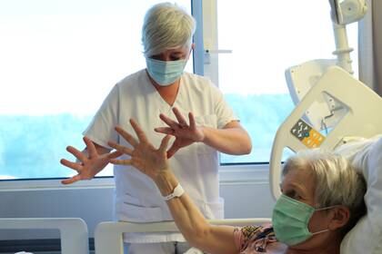 Dos grupos de síntomas también dominan los ingresos hospitalarios: síntomas musculoesqueléticos sistémicos -dolor muscular, articular y fatiga- y síntomas entéricos -dolor abdominal, vómitos y diarrea (REUTERS/Yves Herman)