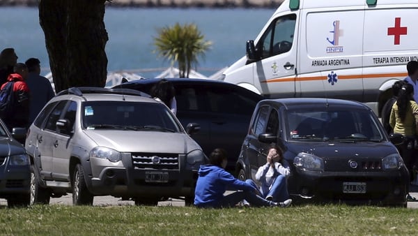 Así reaccionaron los familiares de los tripulantes cuando se enteraron de las últimas novedades (Reuters)