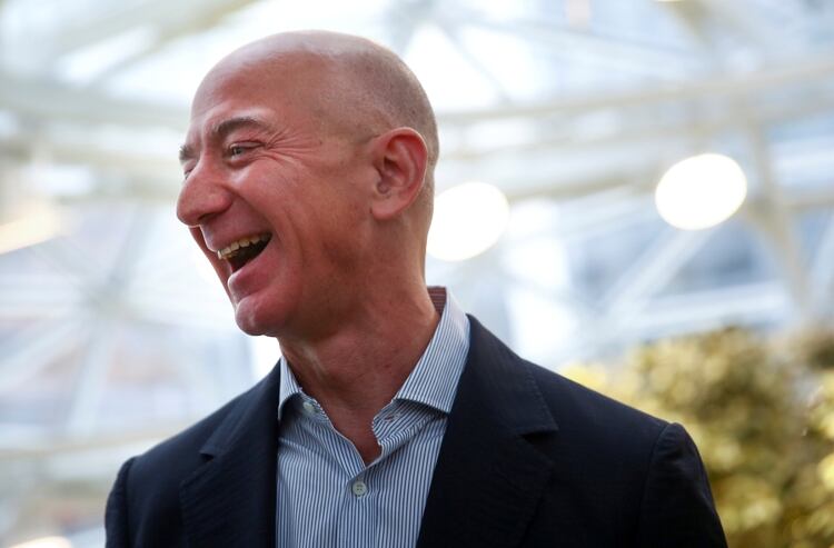 El empresario estadounidense Jeff Bezos, de 56 años, encabezó por tercer año consecutivo la lista anual de las personas más ricas del mundo que elabora la revista Forbes. REUTERS/Lindsey Wasson.