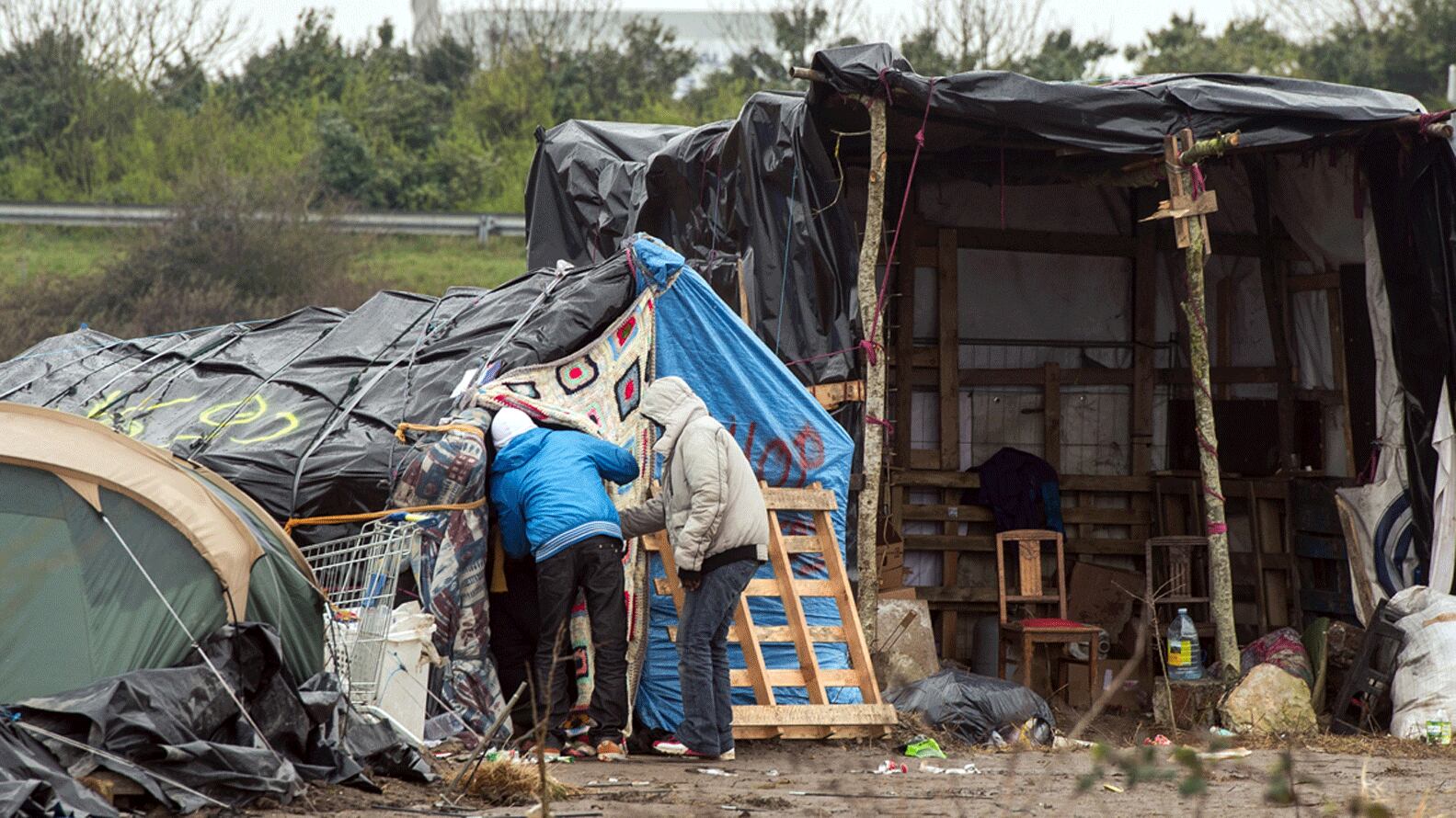 Migrantes en la \nueva jungla\"  en la ciudad francesa de Calais." AFP / Denis Charlet