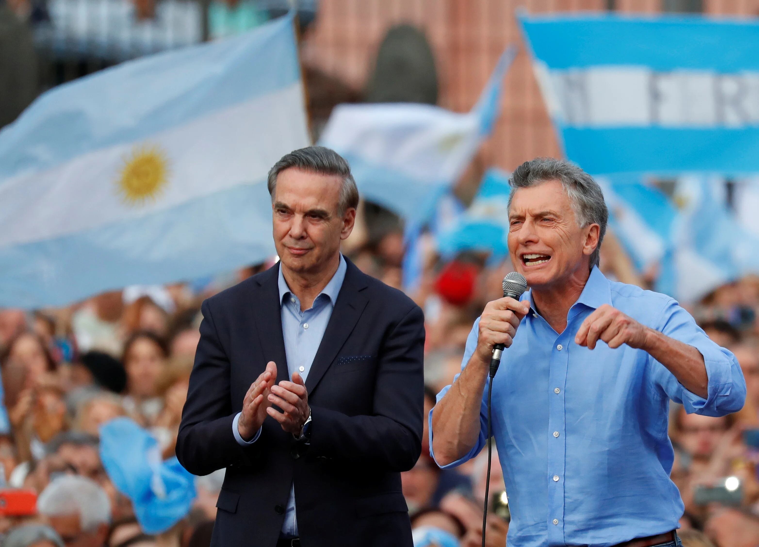 Miguel Pichetto junto a Mauricio Macri en la última campaña electoral  (REUTERS/Agustin Marcarian)