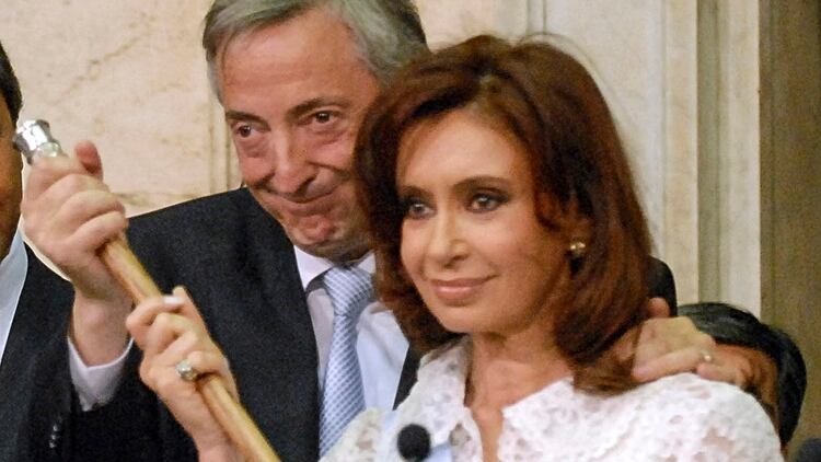 Cristina y Néstor Kirchner, juntos con el bastón presidencial (NA)