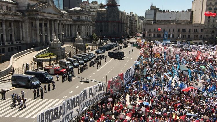 14 de diciembre de 2017. Vista de la manifestación de diversas organizaciones en las inmediaciones del Congreso, en protesta contra el intento de voto de la Reforma Previsional. (Foto: Télam/Carlos Brigo)