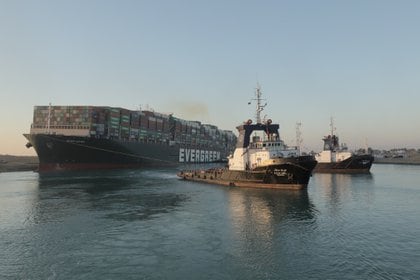 El Evergreen, uno de los buques portacontenedores más grandes del mundo, ha sido parcialmente remodelado en el Canal de Suez en Egipto.  Guía a través de la Autoridad del Canal de Suez / REUTERS 