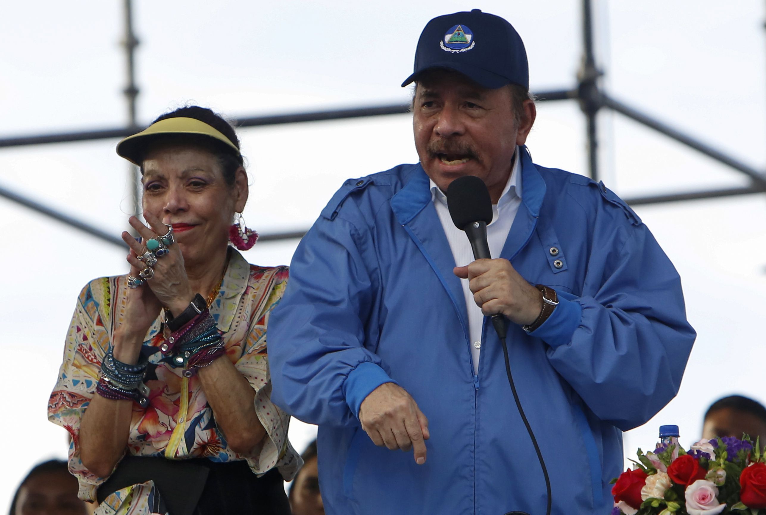 El dictador Ortega, acompañado de su esposa, la vicepresidenta Rosario Murillo (AP)