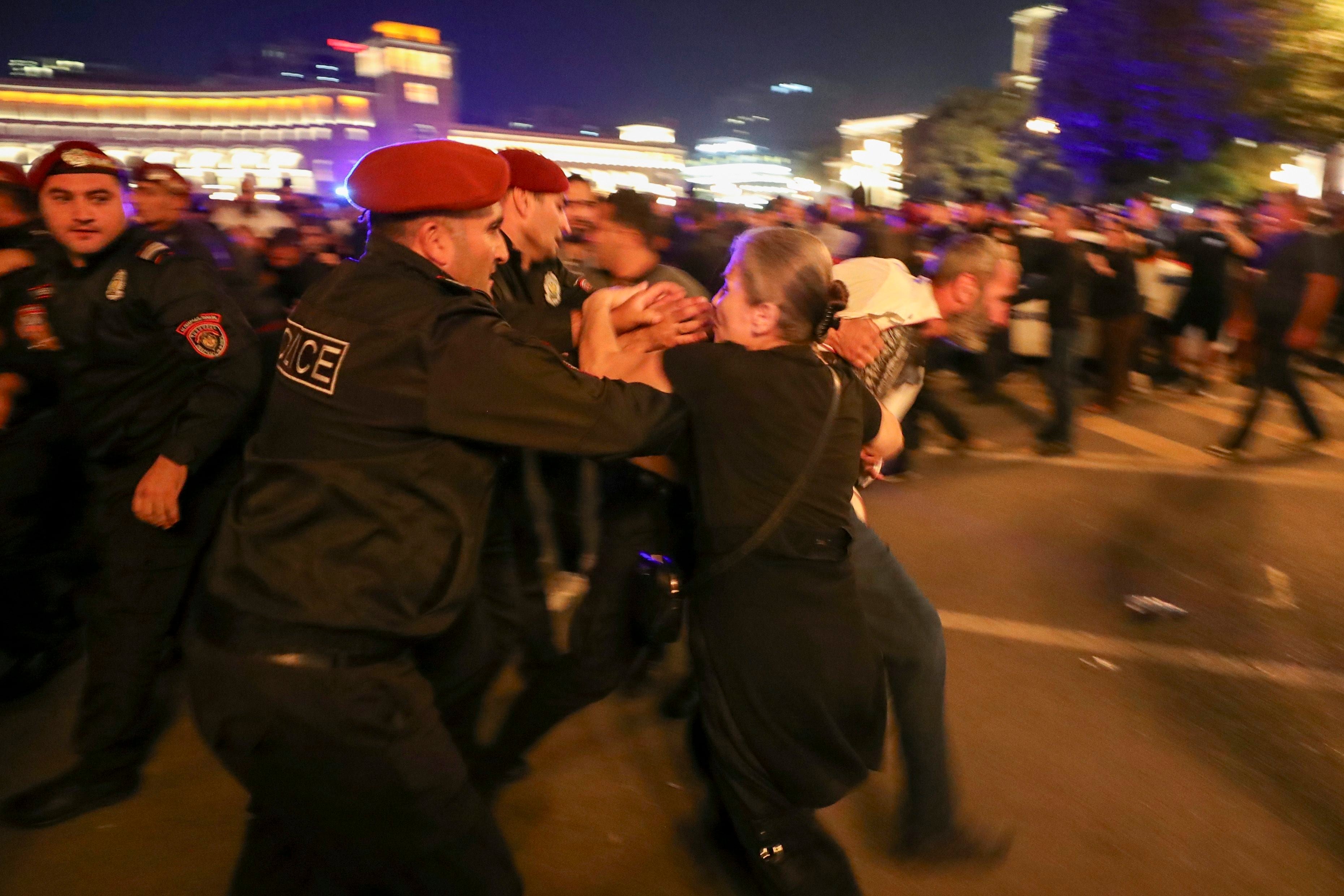Manifestantes se enfrentan a la policía durante una protesta contra el primer ministro Nikol Pashinián, en Ereván, Armenia, por no haber intervenido en Nagorno Karabaj. (Vahram Baghdasaryan/Photolure vía AP)