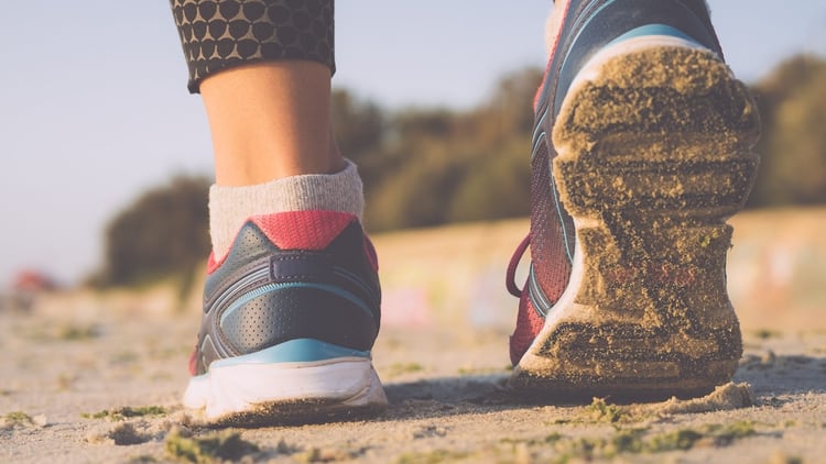Para los aficionados al running, el uso calzado es fundamental hasta adaptarse a la superficie (iStock)