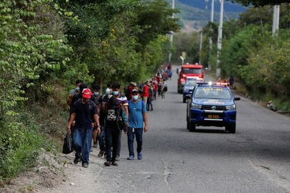 Hondureños que participan en una nueva caravana de migrantes que se dirigirá a Estados Unidos caminan por una carretera en Chiquimula, Guatemala, 16 de enero de 2021. REUTERS / Luis Echeverría