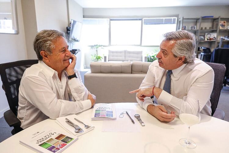 Meses atrás, el presidente Alberto Fernández convocó a Eduardo Duhalde y escuchó sus propuestas (@alferdez)