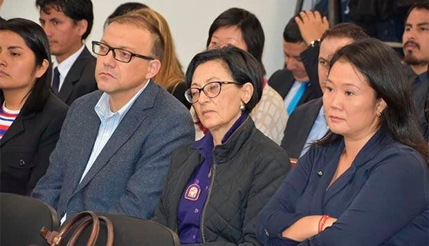 Pier Figari (primero de la izquierda) junto a Ana Herz y Keiko Fujimori en una audiencia judicial.