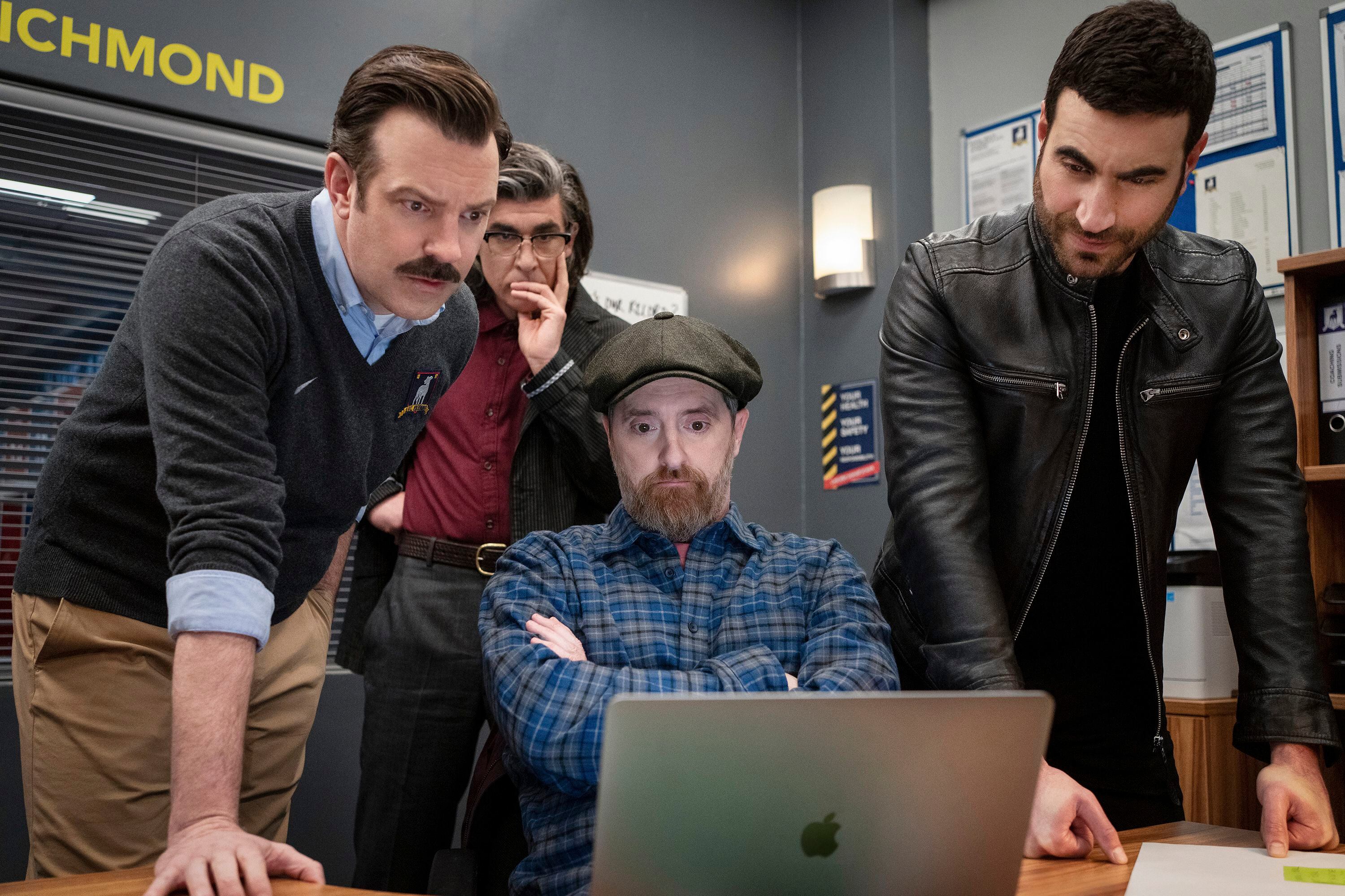 Jason Sudeikis, James Lance, Brendan Hunt y Brett Goldstein en una escena de "Ted Lasso". (Apple TV+)