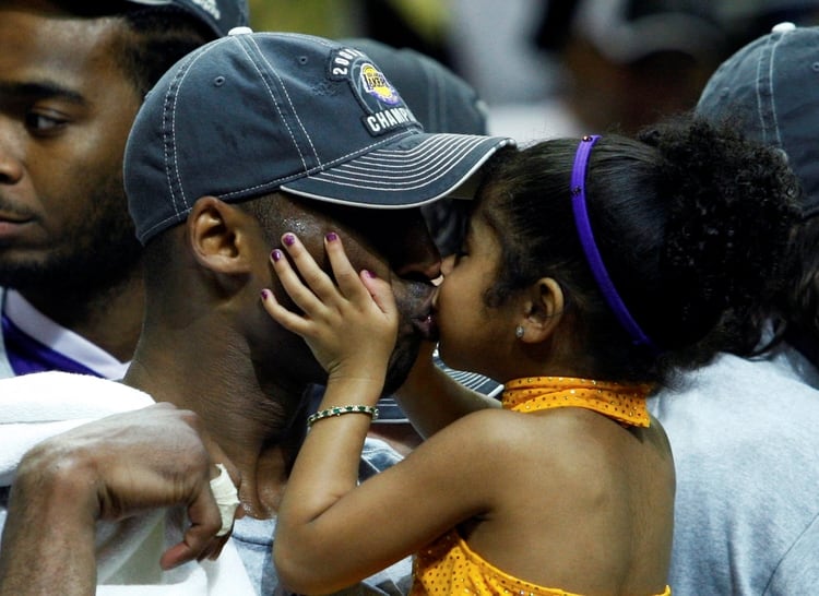 Kobe y Gianna, entonces de 3 años, festejaban así el Campeonato de la NBA en orlando, en junio de 2014 (Reuters)