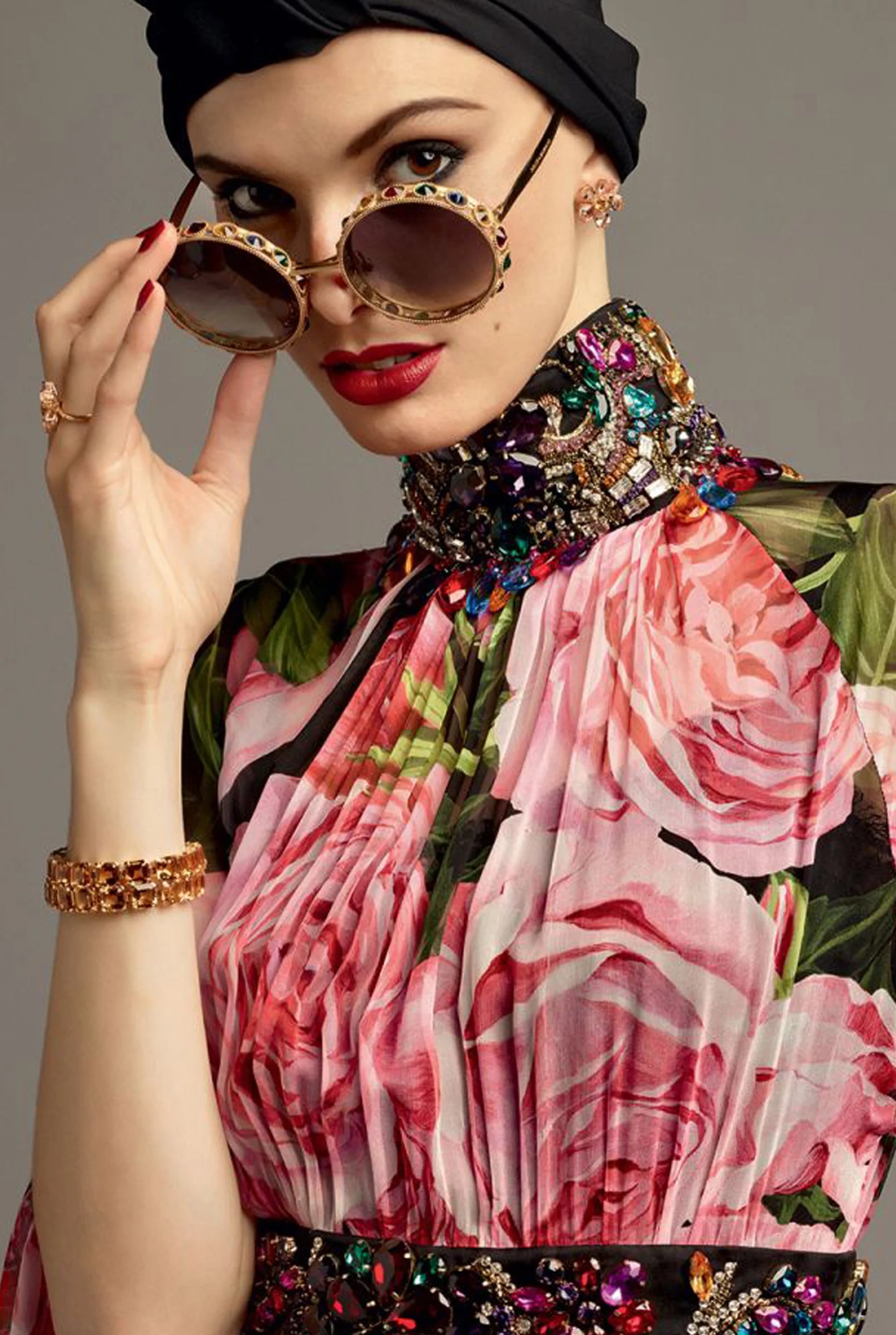 Abaya de seda drapeada estampada de rosas con corte a la cintura y cuello bordado con piedras. Las maxi gafas redondas completan su look (Vogue Arabia)