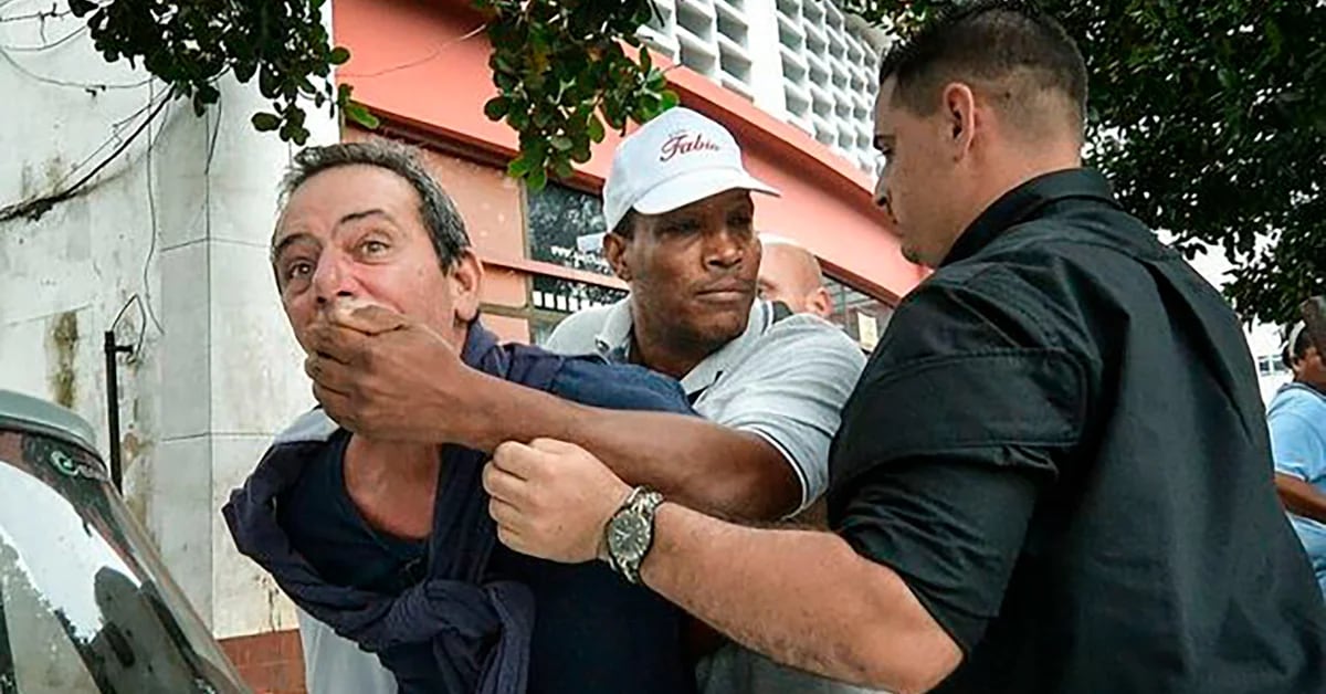 The Cuban dictatorship sentenced journalist Lázaro Yuri Valle Roca to 5 years in prison for calling for free elections.